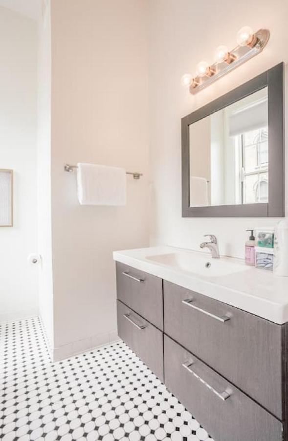 Light And Airy, Spacious 2b 2bath Downtown View Holiday home *